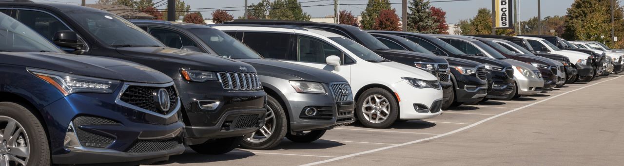 A welcoming view of Hall's Auto Sales dealership in Mansfield, OH, showcasing a variety of affordable used cars for sale.